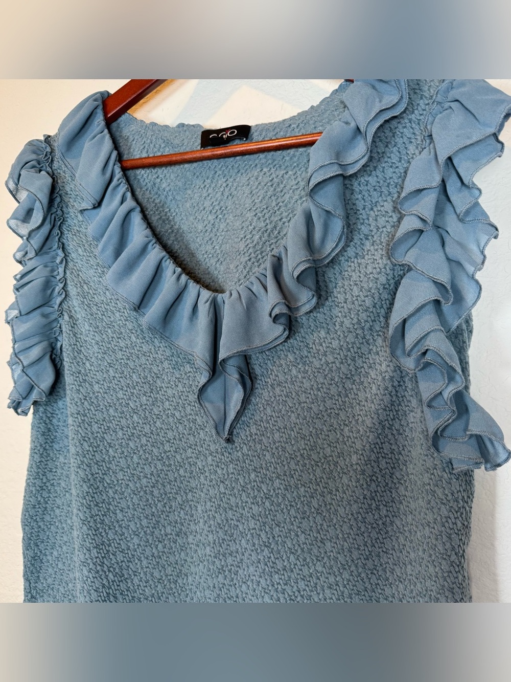 GiGio USA Women’s Blue Texture Knit Ruffle V-Neck Sleeveless Blouse Size Large - Picture 2 of 12